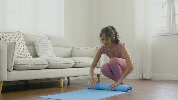 美丽的运动女人准备在客厅锻炼生活方式运动和瑜伽