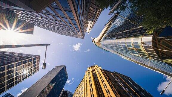 低角度的高层商业建筑悉尼中央商务区的摩天大楼与云层和太阳的反射