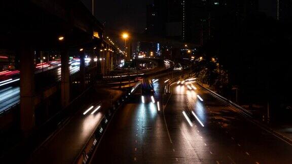 夜间高速公路上车灯和尾灯的运动时间流逝