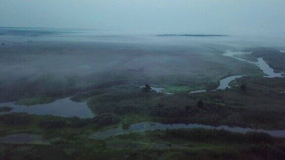 鸟瞰图的黎明前薄雾的湖泊