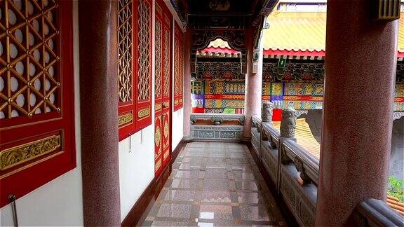 在泰国的中国寺庙散步(平移拍摄)