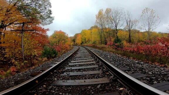 秋天的铁轨