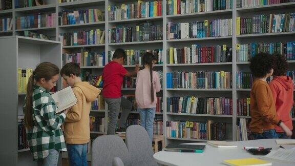 跨国儿童在图书馆的书架上找书