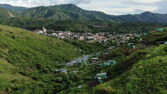 无人机拍摄的哥伦比亚乡村小村庄