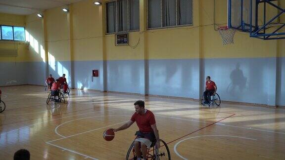 篮球运动员在室内篮球场进行轮椅训练