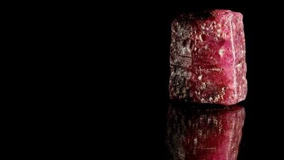 微距摄影:黑色上的红宝石晶体