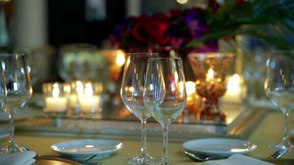 室内宴会厅婚宴餐桌装饰的插花