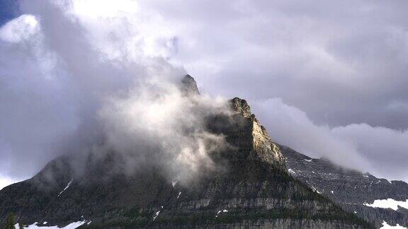 在冰川国家公园里暴风云从奥柏林山上升起