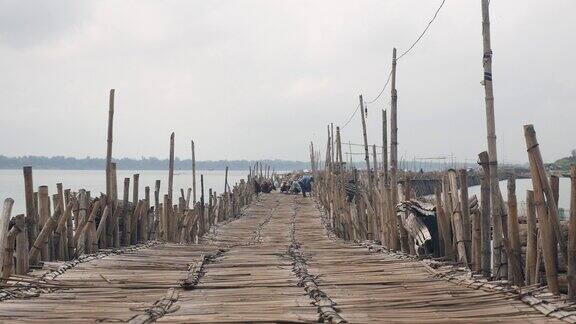 竹桥上的景色工人们正在修理一段竹桥作为背景