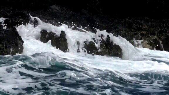 强大的海浪撞击岩石的特写慢镜头