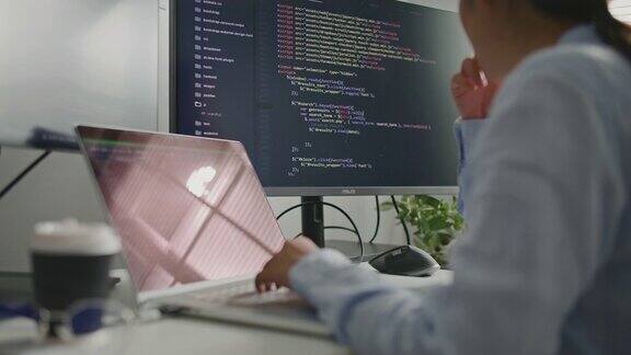 手部特写亚洲女性软件开发人员使用电脑在办公室写代码
