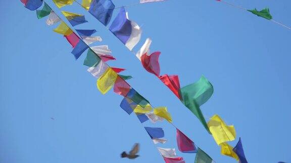 近距离观察:彩旗在斯瓦扬布纳特的秋风中飘扬
