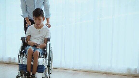 医院里的残疾男孩