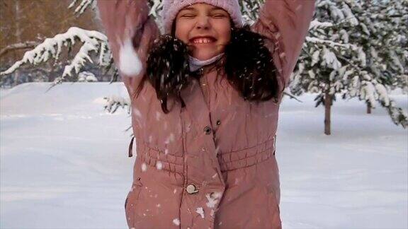 一个十几岁的女孩在寒假里向空中扔雪
