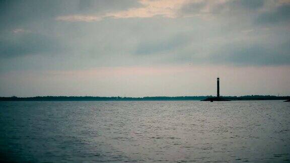 黎明时分海面上有灯塔