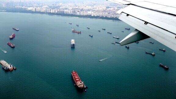 乘飞机旅行透过飞机窗户观看新加坡湾