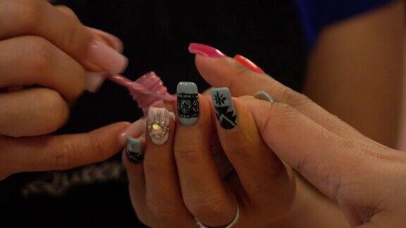 一位女士在美容院修指甲