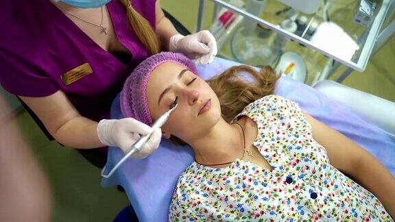 在美容院做面部美容手术女人在美容美容水疗诊所接受面部治疗