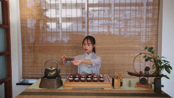 一位亚洲小姐正在表演茶艺