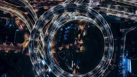 PAN无人机视角下的立交桥和城市交通在夜间