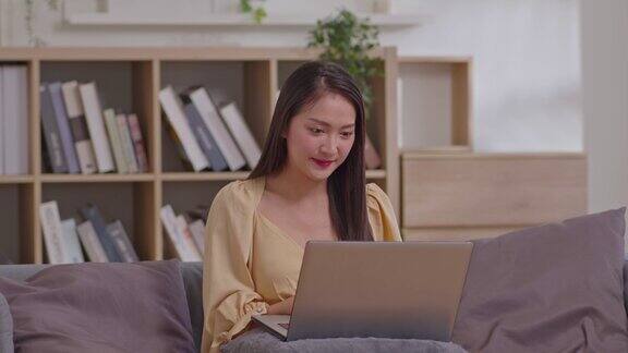 精力充沛的亚洲女孩工作在笔记本电脑从家庭办公室女高管使用电脑远程学习浏览网页进行虚拟会议在电脑上打字新常态生活方式