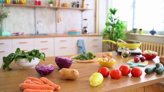 铺满各种蔬菜的厨房桌子准备做一顿健康的饭菜