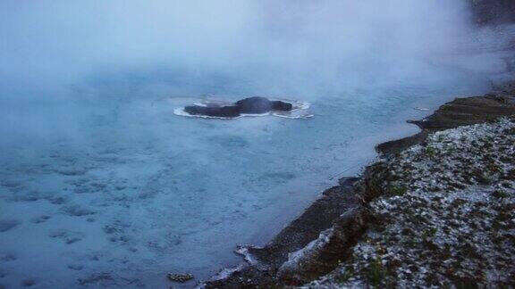 黄昏日落时蒸汽升起在怀俄明州黄石国家公园的Excelsior间歇泉火山口