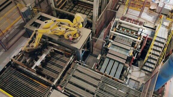 俯视图的机械臂准备搬迁砖现代化的自动化工厂设备