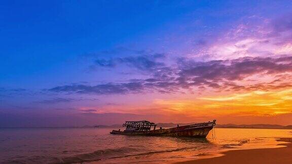 在海滩上与小船一起延时日落或日出