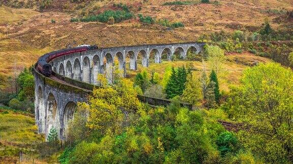 英国苏格兰有蒸汽火车的格伦芬南高架桥