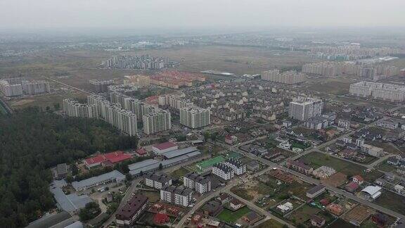 SofievskayaBorshagovka基辅地区乌克兰2020年10月:村舍和公寓楼的鸟瞰图城市附近的私营部门