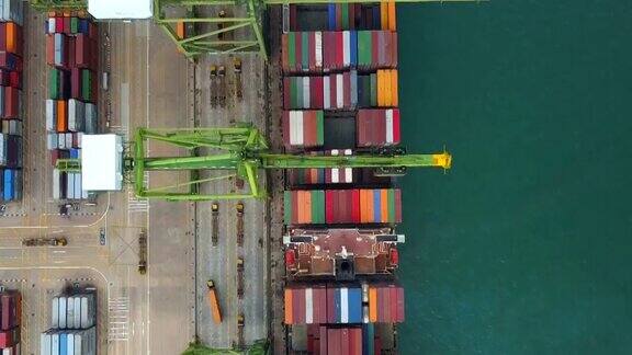 4k鸟瞰图的工业港口与集装箱船东南亚