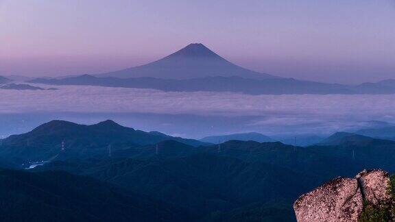 夏天从金浦山顶上漂浮在云海中的富士山日出时的时间流逝