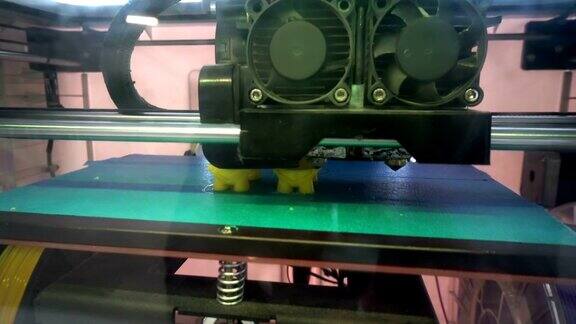 打印机打印出一个黄色材料的数字