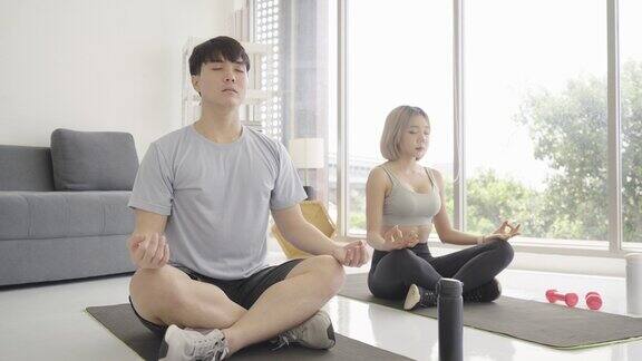一男一女在家练习瑜伽
