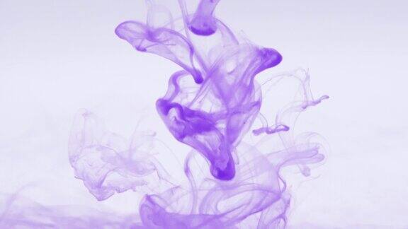 白色背景墨水滴在紫色墨水滴的地方并溶于水
