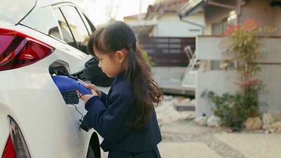 MS-年轻女孩在家里给电动汽车充电