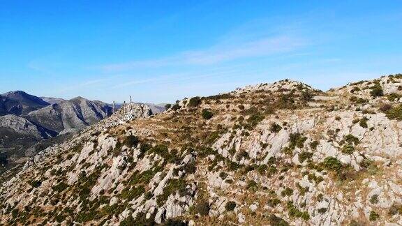 无人机拍摄的西班牙阿利坎特滨海阿尔塔塞加利亚山的电信天线
