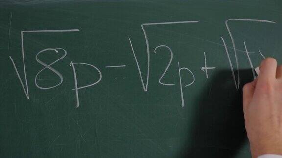 一位数学家在课堂上黑板上写公式的特写镜头