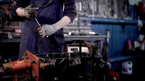 这个男人的手的特写镜头他在修理厂工作机修工正在修理汽车的一部分