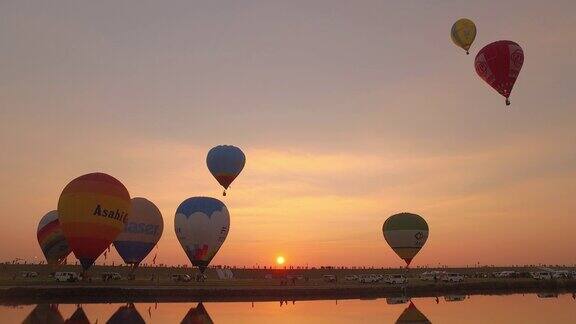 热气球在美丽的日出中起飞