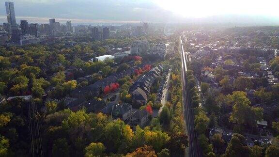 鸟瞰图经过多伦多市中心的加拿大火车