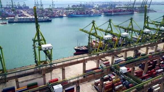 4k鸟瞰图的工业港口与集装箱船