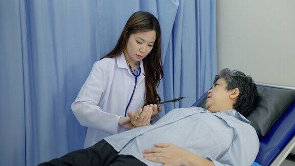 女医生在急诊床上为老年女病人检查脉搏