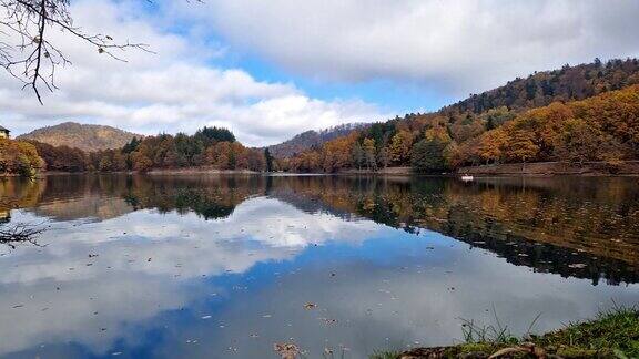 山间湖泊在秋天的时候延时拍摄