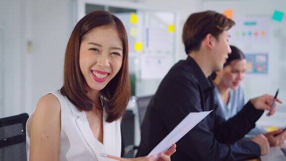 美丽的亚洲女人在办公室会议室微笑的肖像