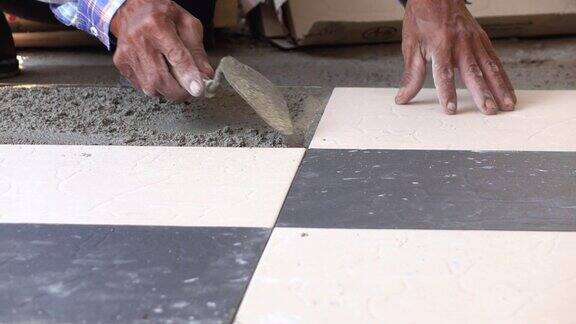 4k建筑工人铺瓷砖地板