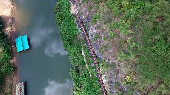 死亡铁路和河流的鸟瞰图