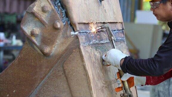 男工焊工用气割、气割刀切割钢材