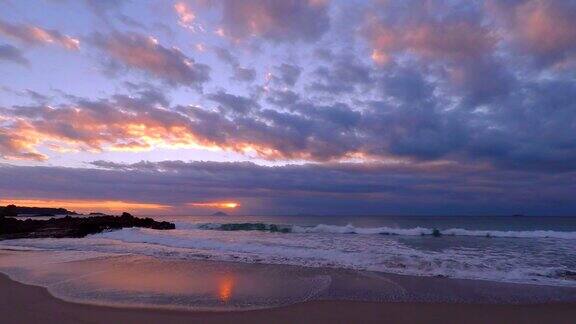 清晨日出时分海滩的自然景观
